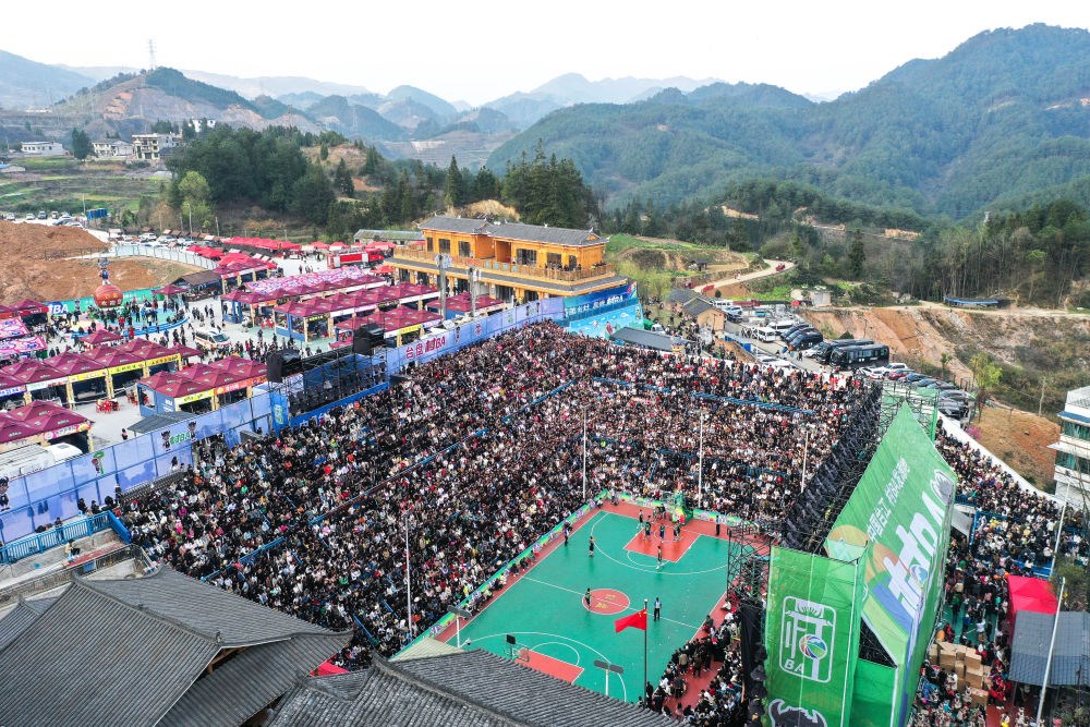 貴州省臺(tái)江縣舉辦的2024年“村BA”球王爭(zhēng)霸賽現(xiàn)場(chǎng)（2024年3月22日攝，無(wú)人機(jī)照片）。新華社記者 楊文斌 攝