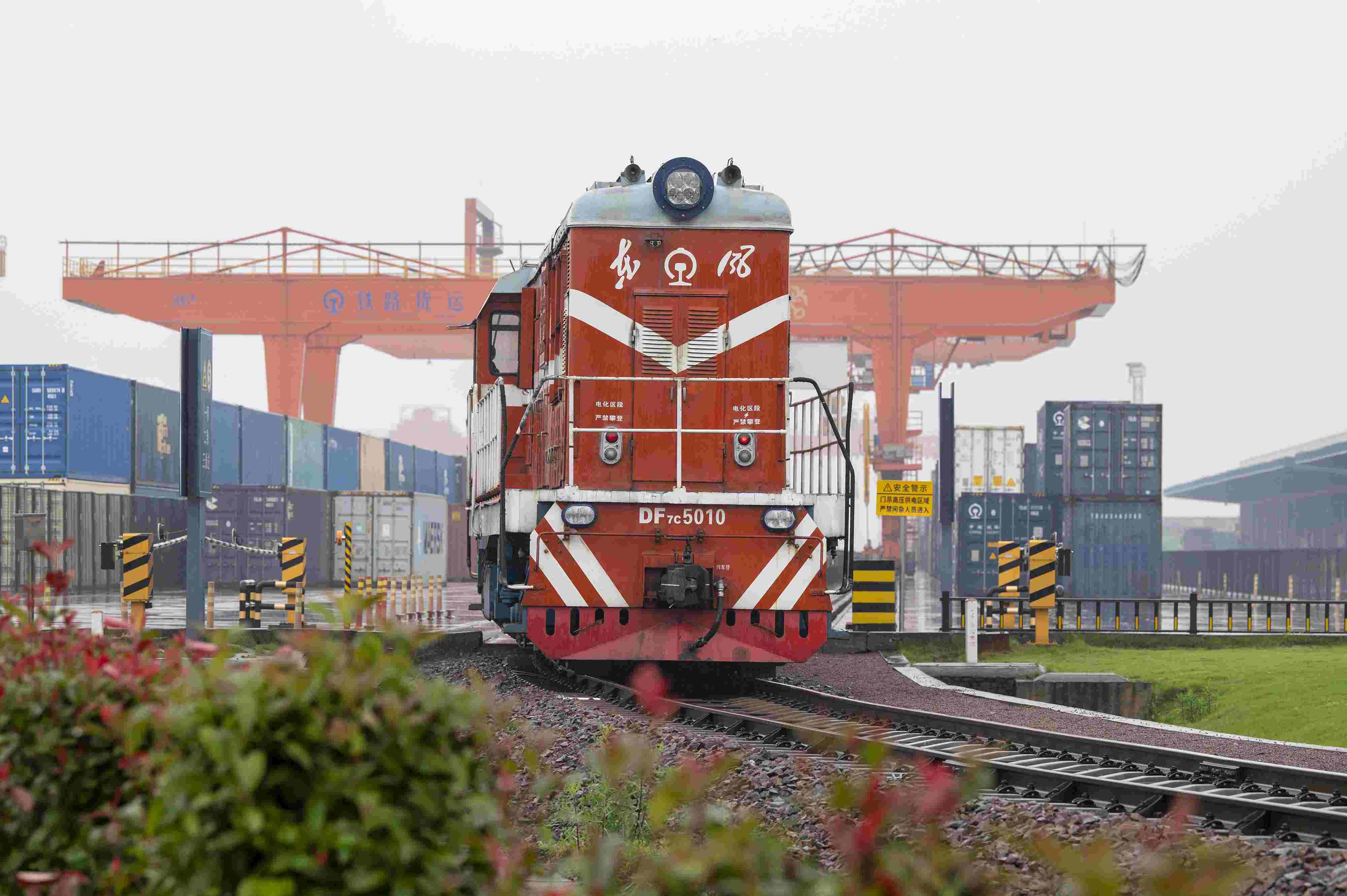 2024年5月5日，“五一”假期最后一天。在浙江省金華市金東區(qū)鐵路金華南站，一列滿載110標(biāo)箱的中歐班列緩緩啟程駛往匈牙利。