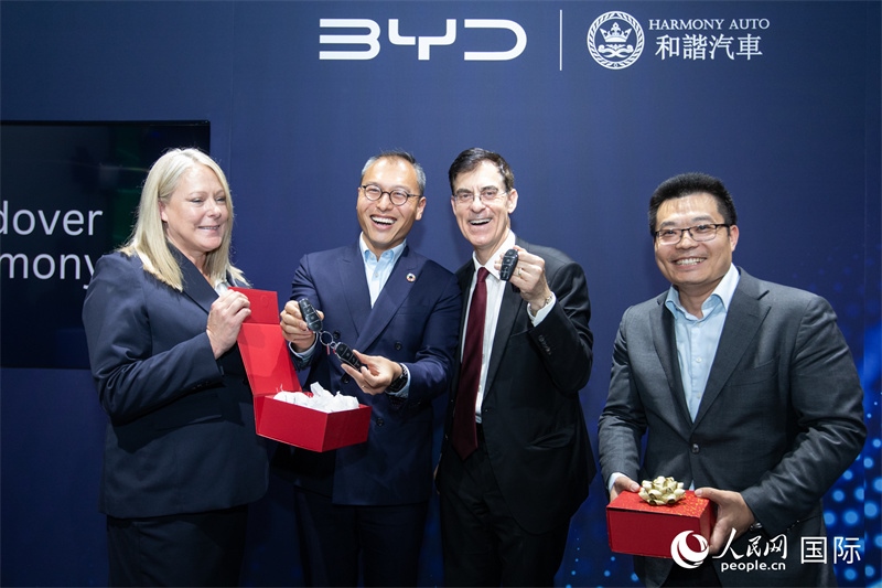 兩位英國消費者獲得新車鑰匙。人民網(wǎng)記者 許立群攝影