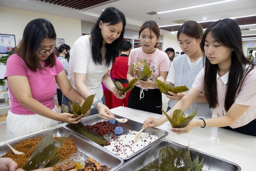 2024年6月1日，海峽兩岸青年學(xué)生在華東師范大學(xué)包粽子、做香囊，體驗(yàn)傳統(tǒng)文化。