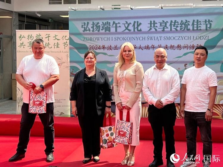 向波蘭友人發(fā)放端午節(jié)慰問品。人民網(wǎng)記者 李增偉攝