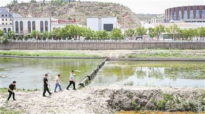  工作人員在內蒙古呼和浩特市清水河縣城關鎮(zhèn)清水河河道巡查。新華社記者 貝赫攝