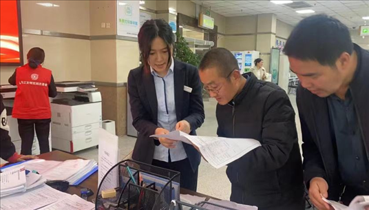 成都市溫江區(qū)市場監(jiān)管局為群眾提供“個(gè)轉(zhuǎn)企”登記幫辦服務(wù)。成都市市場監(jiān)管局供圖