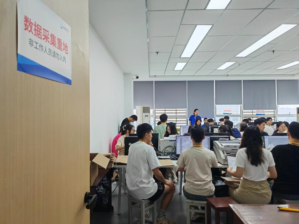 6月13日，在重慶市西南大學(xué)評(píng)卷點(diǎn)，工作人員正在進(jìn)行試卷掃描工作。新華社記者 周思宇 攝