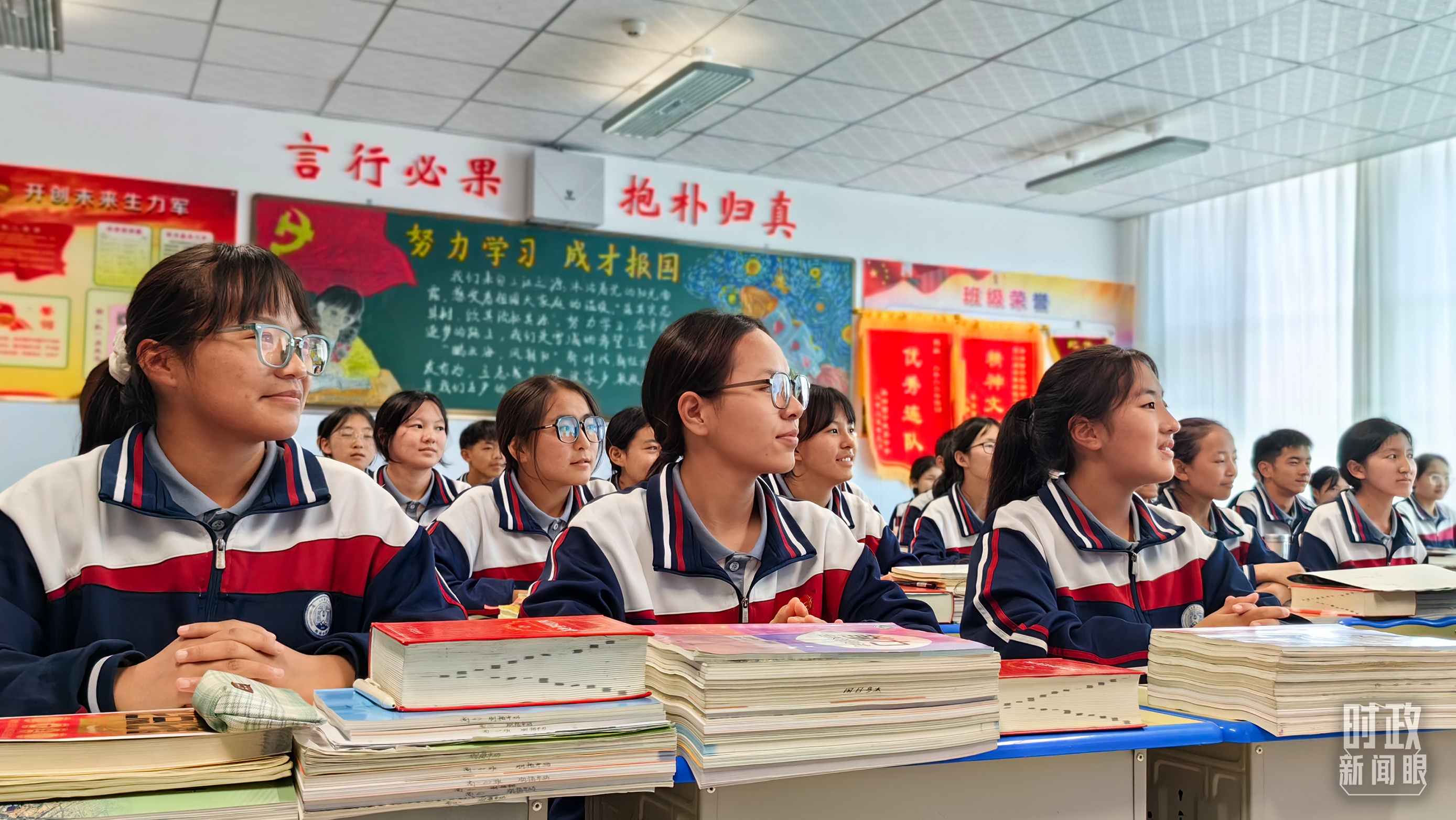 △果洛西寧民族中學(xué)高一（1）班的“新時(shí)代、新家鄉(xiāng)”主題思政課。（總臺(tái)央視記者段德文拍攝）