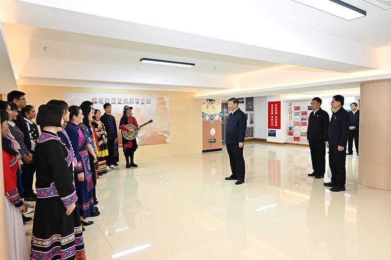 2023年12月14日，習(xí)近平總書記在廣西南寧市良慶區(qū)蟠龍社區(qū)黨群服務(wù)中心文體活動(dòng)室同社區(qū)居民親切交流。