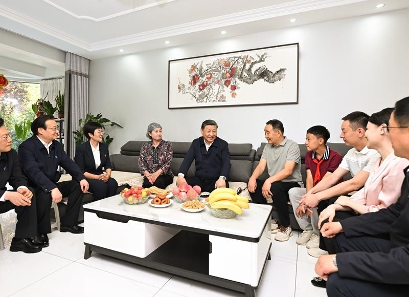 2024年6月19日，習(xí)近平總書記在寧夏銀川市金鳳區(qū)長(zhǎng)城花園社區(qū)居民趙守成家中，同一家人圍坐在一起拉家常。