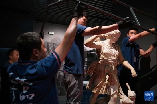 7月2日，工作人員將開箱后的古希臘文物放置在展臺上。新華社記者 張端 攝