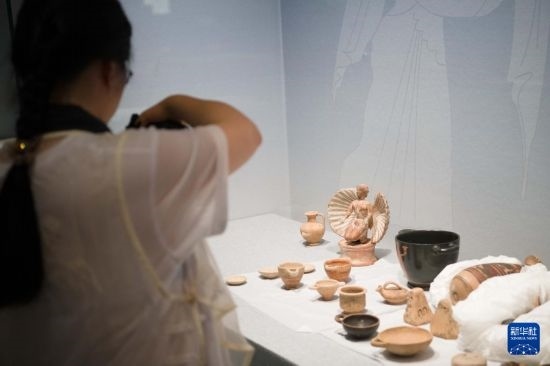 7月2日，開箱后的古希臘文物被工作人員移入展柜。新華社記者 張端 攝