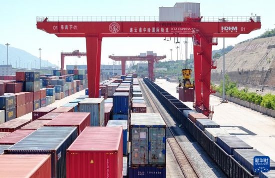 6月30日，在中哈連云港物流合作基地，大型機(jī)械在吊裝集裝箱（無人機(jī)照片）。新華社發(fā)（王健民 攝）