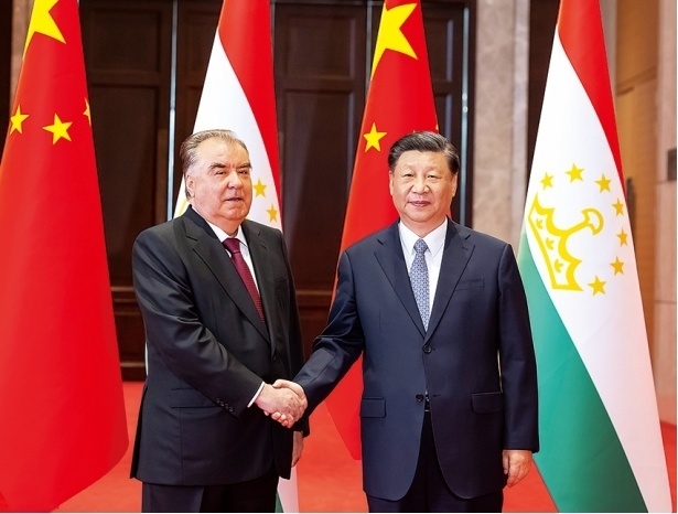2023年5月，國家主席習(xí)近平在西安同來華出席中國—中亞峰會(huì)并進(jìn)行國事訪問的塔吉克斯坦總統(tǒng)拉赫蒙會(huì)談。新華社記者 丁海濤 攝