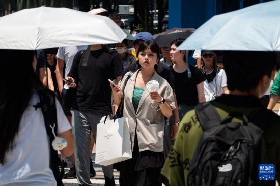 7月4日，人們在日本東京原宿的街道上行走。新華社記者 張笑宇 攝