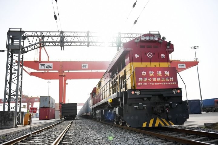 中歐班列（越南·河內(nèi)——中國·西安——匈牙利·布達佩斯）跨境公鐵聯(lián)運班列準備發(fā)車（2024年3月7日攝）。新華社記者 李一博 攝