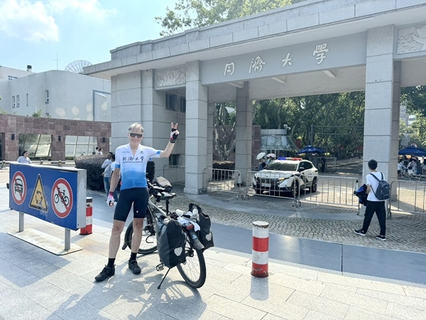 近日，同濟(jì)大學(xué)建筑與城市規(guī)劃學(xué)院Ole Bouman教授順利抵達(dá)上海。校方供圖