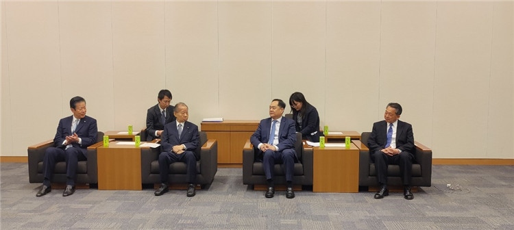 4月11日，楊萬(wàn)明會(huì)長(zhǎng)在東京會(huì)見(jiàn)日中友好議員聯(lián)盟會(huì)長(zhǎng)二階俊博（左二）。中國(guó)人民對(duì)外友好協(xié)會(huì)供圖