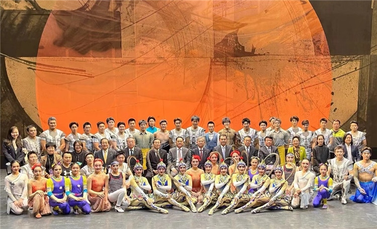 4月12日，中國(guó)人民對(duì)外友好協(xié)會(huì)會(huì)長(zhǎng)楊萬(wàn)明、駐日大使吳江浩及來(lái)自36國(guó)70位駐日使節(jié)代表等現(xiàn)場(chǎng)觀看中國(guó)雜技團(tuán)東京公演。中國(guó)人民對(duì)外友好協(xié)會(huì)供圖