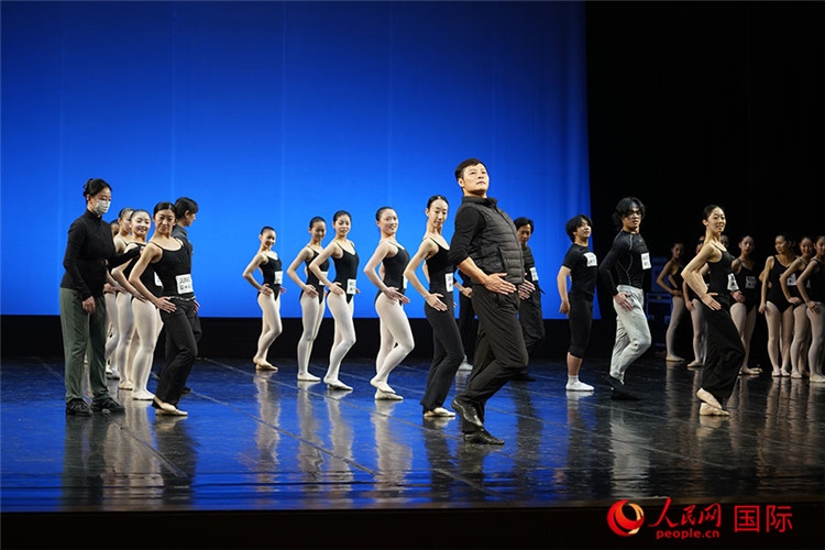 3月26日，松山芭蕾舞團(tuán)青年代表團(tuán)成員在中央芭蕾舞團(tuán)交流學(xué)習(xí)。人民網(wǎng)記者 張麗婭攝