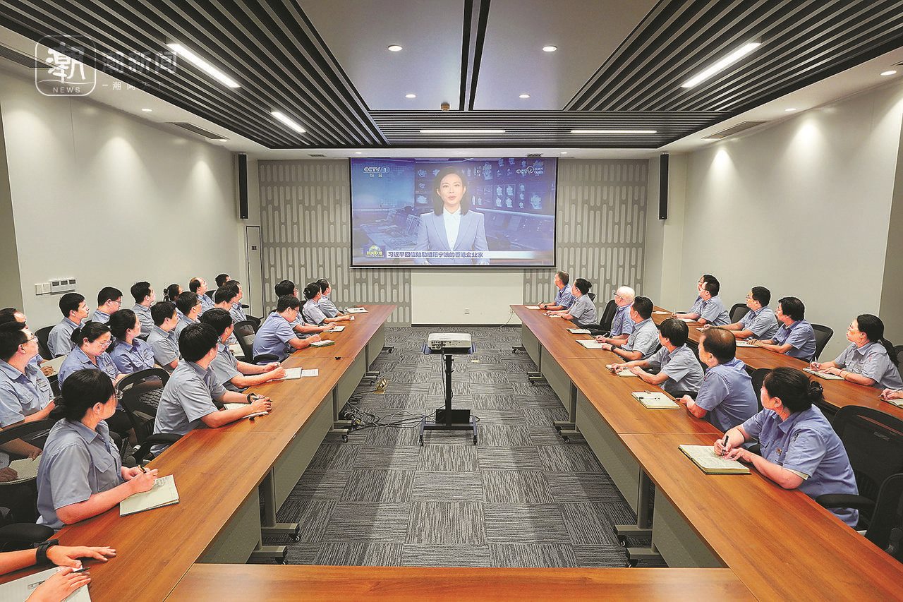 2024年8月1日晚，寧波永新光學(xué)股份有限公司員工集體觀看央視《新聞聯(lián)播》關(guān)于國家主席習(xí)近平給包陪慶、曹其鏞等祖籍寧波的香港企業(yè)家回信的報道。潮新聞記者 賀元凱 彭鵬 周旭輝 攝