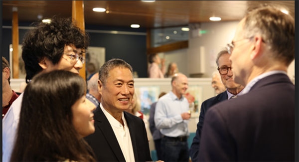 盧中見與嘉賓交流中國畫。許晉熙攝