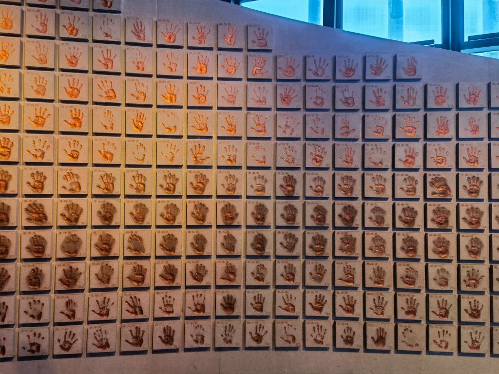 圖為侵華日軍南京大屠殺遇難同胞紀(jì)念館“三個(gè)必勝”展廳排列的648個(gè)鮮紅的手印（局部）。新華社記者 邱冰清 攝