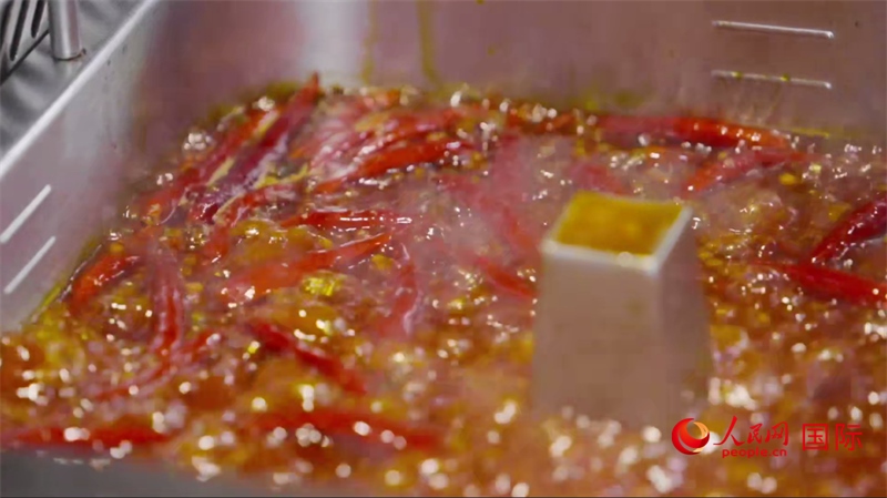 成都麻辣火鍋。人民網(wǎng)記者 張榮攝