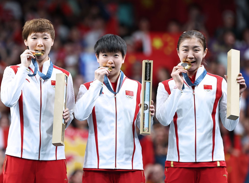 冠軍中國(guó)隊(duì)選手王曼昱、孫穎莎、陳夢(mèng)（從左至右）在巴黎奧運(yùn)會(huì)乒乓球女子團(tuán)體頒獎(jiǎng)儀式上（2024年8月10日攝）。新華社記者 王東震 攝