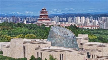 △寶雞青銅器博物院建筑外形運用高臺門闕、青銅厚土的建筑語言，氣勢恢宏，厚重威嚴(yán)。（總臺央視記者范凱拍攝）