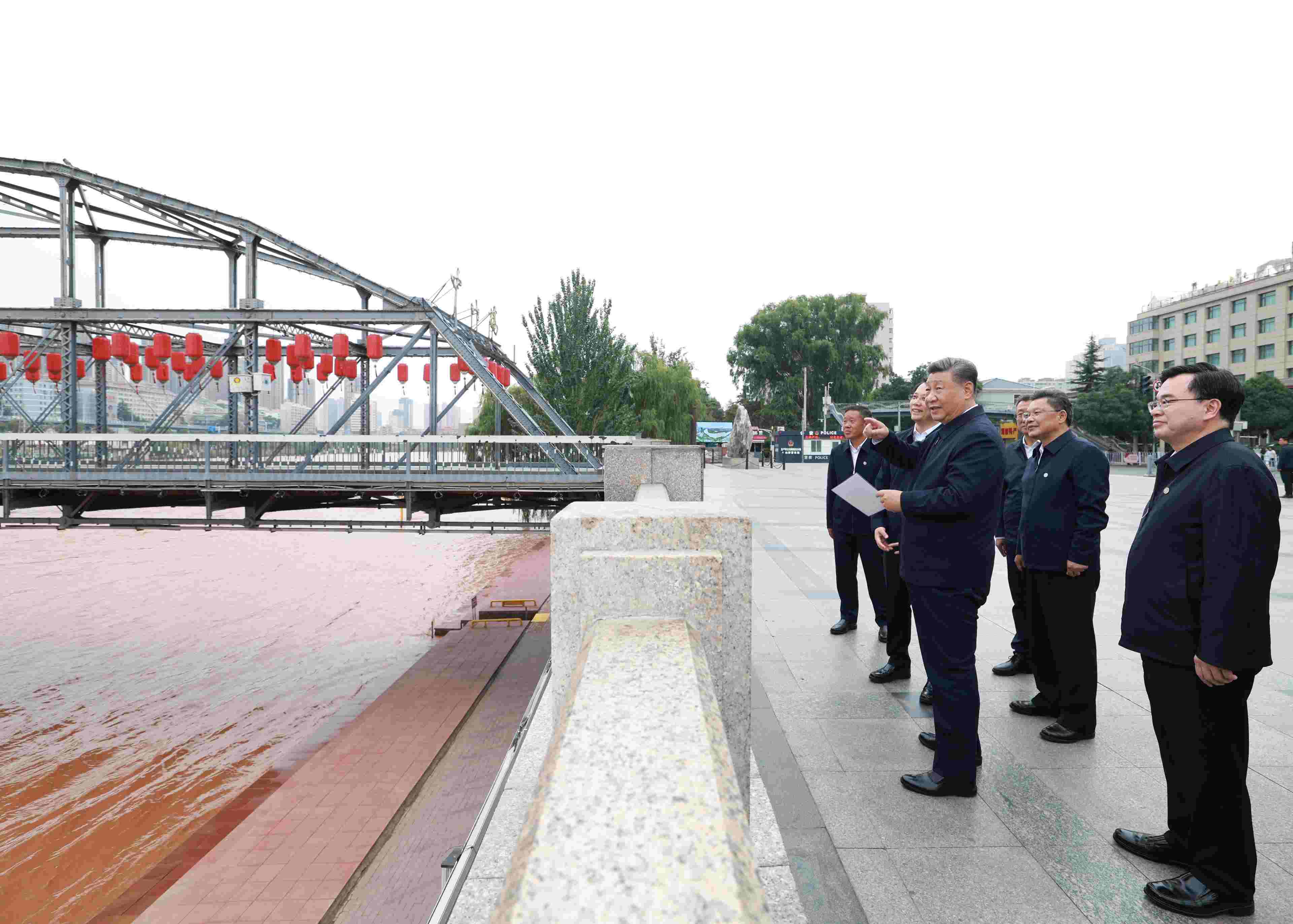 △ 2024年9月11日，習(xí)近平總書記來到甘肅省蘭州市黃河蘭州中山橋段，了解當(dāng)?shù)赝苿?dòng)黃河流域生態(tài)保護(hù)情況。