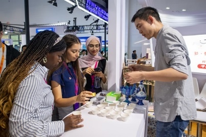 觀眾正在品嘗伊朗的藏紅花茶。人民網(wǎng)記者 翁奇羽攝