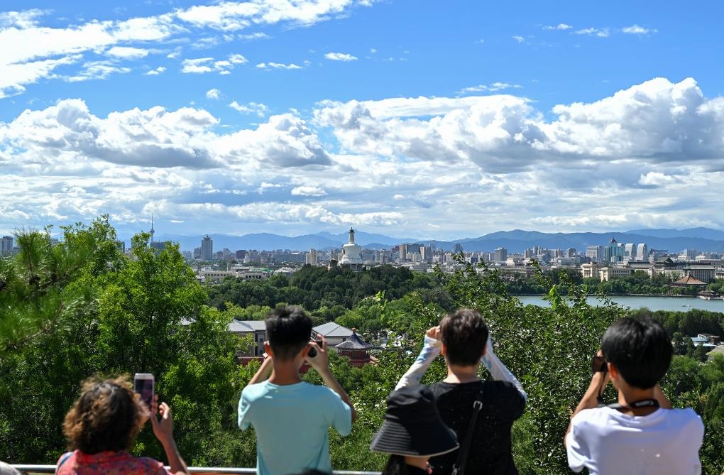 2024年8月12日北京天氣晴好，游客從景山上拍攝遠處的北海公園。新華社記者李鑫 攝