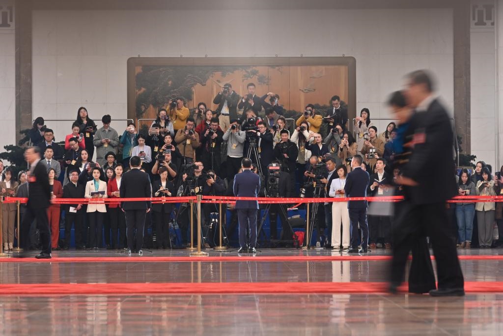 2024年3月10日，全國政協(xié)十四屆二次會議第三場“委員通道”集體采訪活動在北京人民大會堂舉行。新華社記者 宋為偉 攝