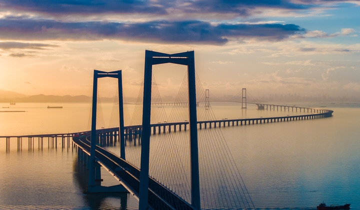 2024年6月27日，沐浴在晨曦中的深中通道（無(wú)人機(jī)照片）。新華社記者毛思倩 攝