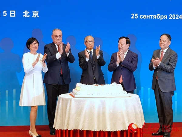 中共中央政治局委員、全國人大常委會副委員長李鴻忠（中），夏寶龍主席（右二），楊萬明會長（右一）和莫爾古洛夫大使（左二）、大使夫人莫爾古洛娃（左一）在招待會上共切蛋糕。人民網(wǎng)記者 李明琪攝