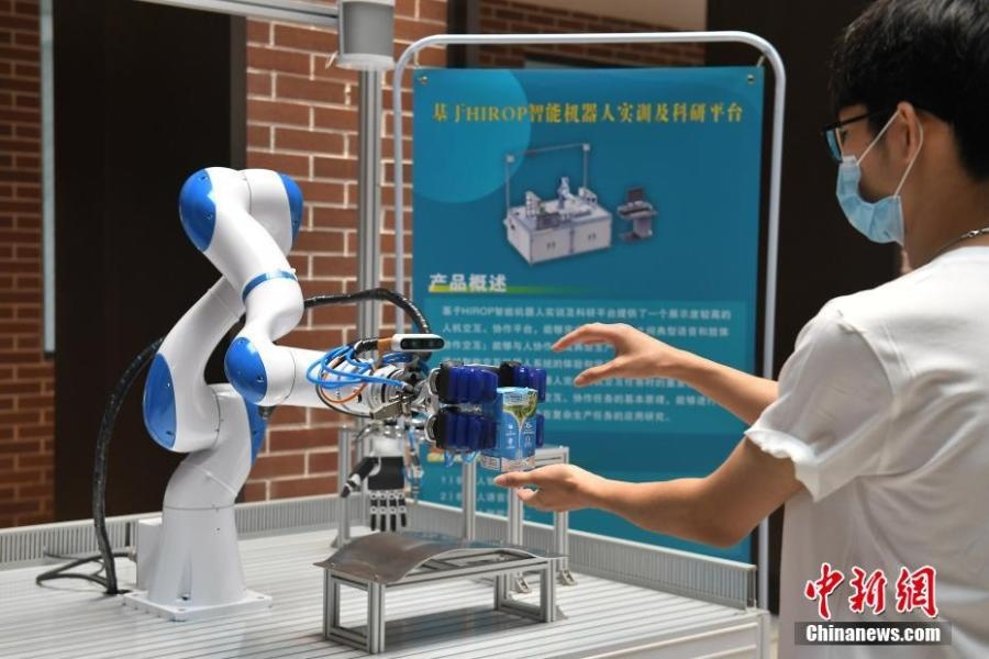  資料圖：高校為學生打造先進科研平臺。中新社記者 陳楚紅 攝