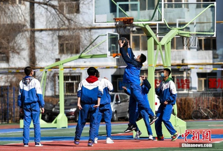資料圖：初中生在課間休息時打籃球。中新社記者 劉新 攝