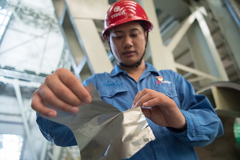 2018年8月8日，山西省太原市，太鋼不銹鋼精密帶鋼有限公司工作人員用手撕開不銹鋼。