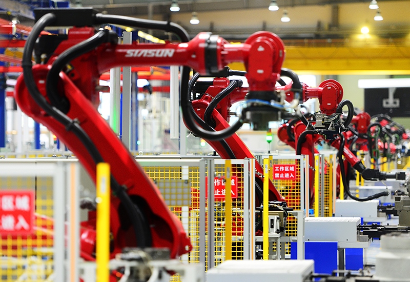 2019年11月22日，沈陽(yáng)，一家數(shù)字化智能工廠內(nèi)，名為SR210的機(jī)器人正在自主地抓取各種零部件，快速組裝稍小的工業(yè)機(jī)器人。