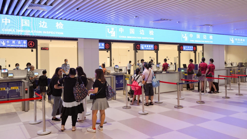 2023年7月26日，旅客在三亞鳳凰國際機(jī)場國際航站樓有序通關(guān)。三亞鳳凰國際機(jī)場國際航站樓改擴(kuò)建項(xiàng)目主體工程已于2023年7月1日完工并投入使用，該項(xiàng)目是海南自貿(mào)港首個(gè)主體工程完工并投入使用的封關(guān)運(yùn)作項(xiàng)目?！逗Ｄ献杂少Q(mào)易港建設(shè)總體方案》明確，海南將在2025年前適時(shí)啟動全島封關(guān)運(yùn)作。