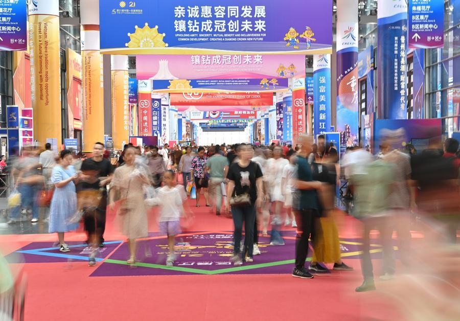 2024年9月28日，觀眾在廣西南寧市舉行的第21屆中國—東盟博覽會(huì)上參觀。新華社記者 周華 攝
