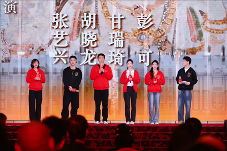 《受到召喚·敦煌》眾演員與現(xiàn)場觀眾互動交流。主辦方供圖