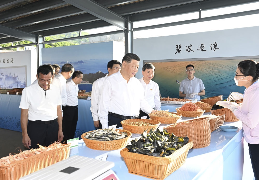 2024年10月15日，習(xí)近平在福建省漳州市東山縣陳城鎮(zhèn)澳角村考察時(shí)，了解海鮮干貨和漁獲產(chǎn)品交易情況。習(xí)近平指出：“村級(jí)黨組織要發(fā)揮火車頭作用，帶領(lǐng)鄉(xiāng)親們做好‘?！奈恼?，在鄉(xiāng)村振興、共同富裕的道路上一往無前?！? width=