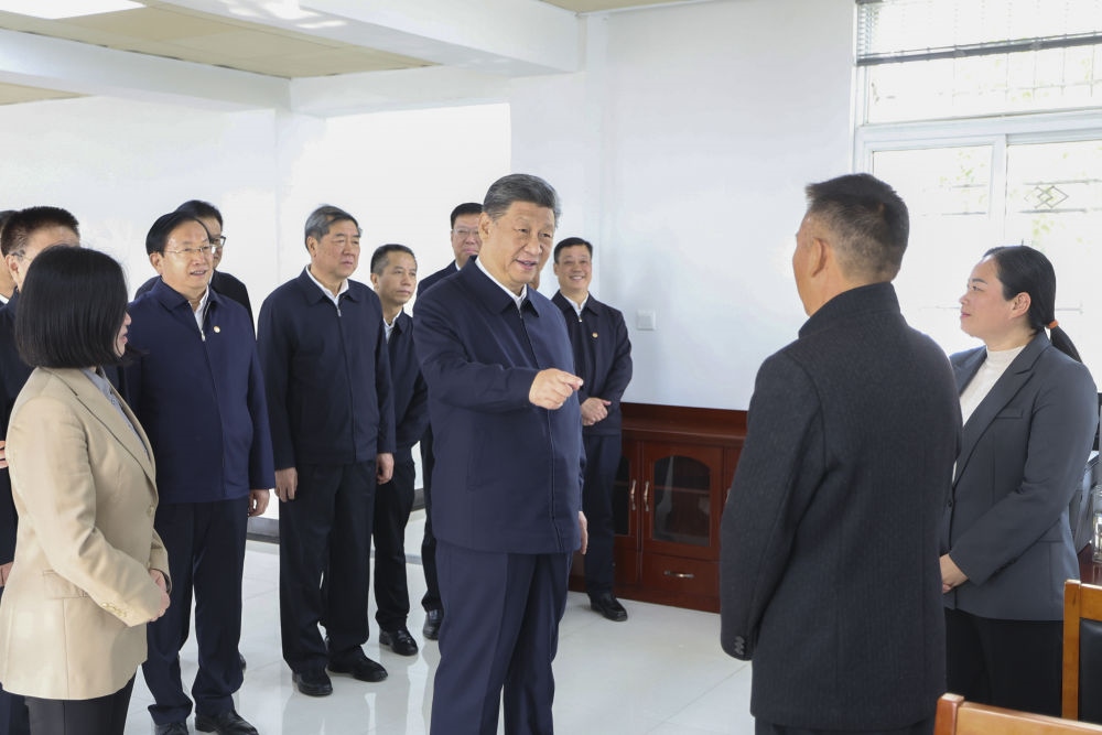2024年11月5日，習(xí)近平在湖北省咸寧市嘉魚縣潘家灣鎮(zhèn)四邑村黨群服務(wù)中心考察。習(xí)近平指出：“要持續(xù)為基層減負(fù)，讓基層干部能夠用更多時(shí)間和精力來服務(wù)群眾?！? width=