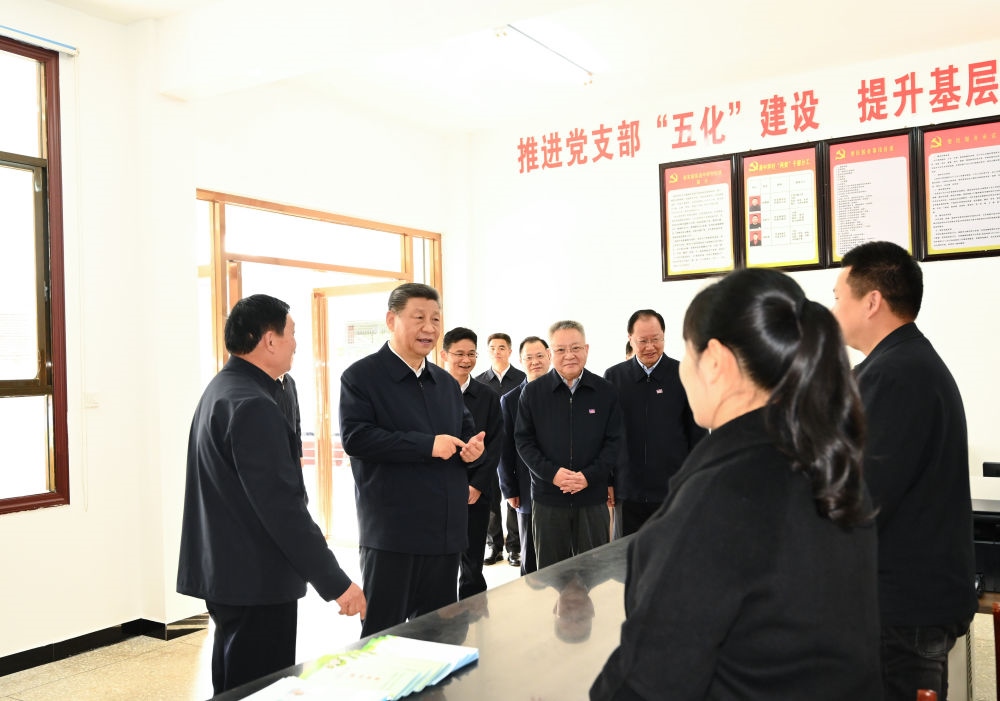 2024年3月19日，習(xí)近平在湖南省常德市鼎城區(qū)謝家鋪鎮(zhèn)港中坪村黨群服務(wù)中心了解當(dāng)?shù)貫榛鶎訙p負(fù)、提升基層治理效能等情況。他指出：“要堅(jiān)決整治形式主義、官僚主義問題，精兵簡(jiǎn)政，持之以恒抓好這項(xiàng)工作?！? width=