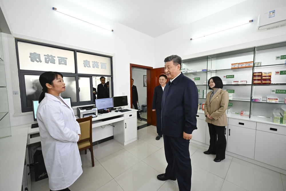 2024年11月5日，習(xí)近平在湖北省咸寧市嘉魚縣潘家灣鎮(zhèn)四邑村衛(wèi)生室考察。習(xí)近平指出：“要進(jìn)一步加強(qiáng)黨建引領(lǐng)，抓住‘一老一小’這個(gè)重點(diǎn)，更加精準(zhǔn)有效地為群眾排憂解難?！? width=