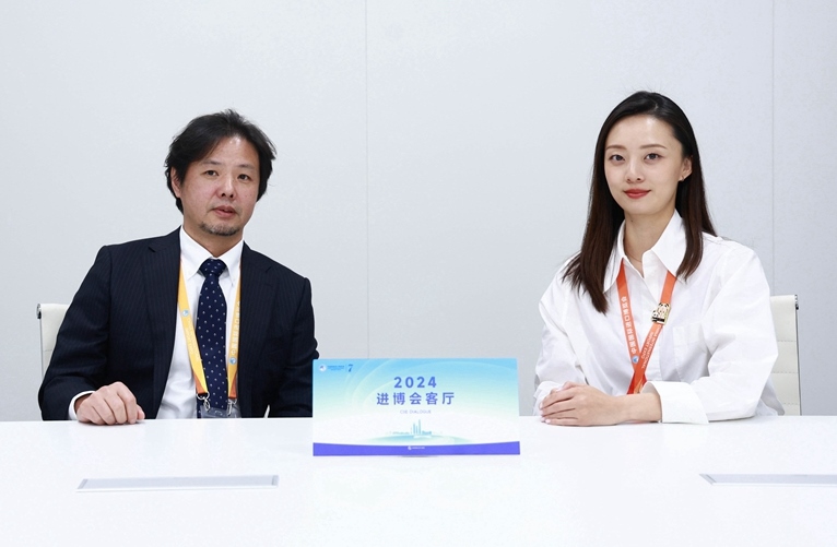 豐田汽車（中國(guó)）投資有限公司副總經(jīng)理劉鵬做客“2024進(jìn)博會(huì)客廳”欄目。人民網(wǎng) 歐陽(yáng)易佳攝