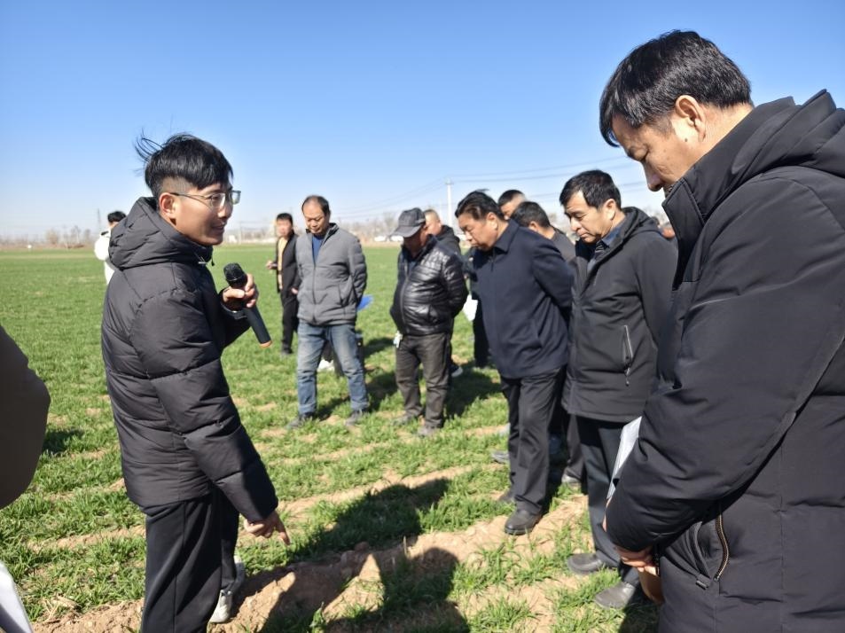 科技小院的“學(xué)生專家”（左一）。受訪者供圖