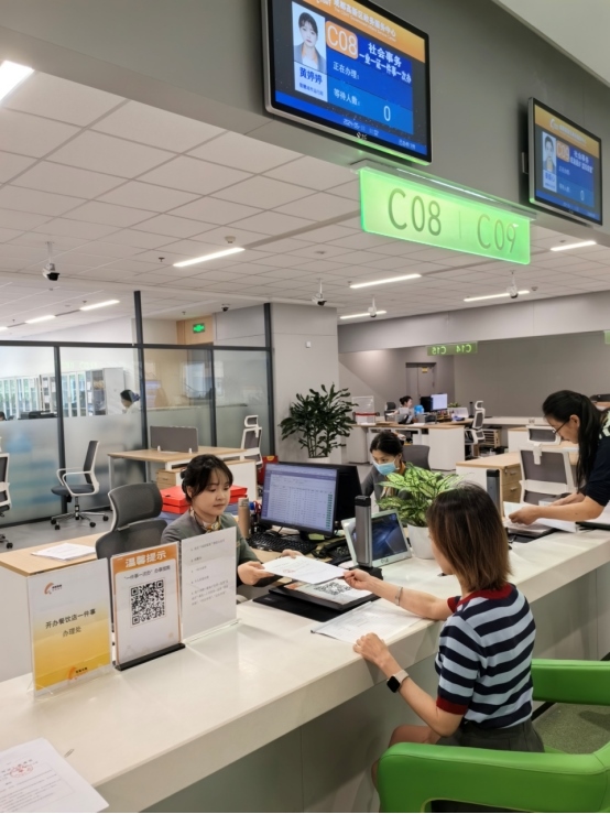 成都高新區(qū)“開辦餐飲店一件事”服務窗口。成都市市場監(jiān)督管理局供圖