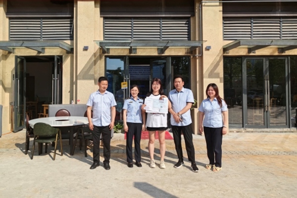 當?shù)毓ぷ魅藛T上門為經(jīng)營者送來了證件。蒼溪縣行政審批和數(shù)據(jù)局供圖