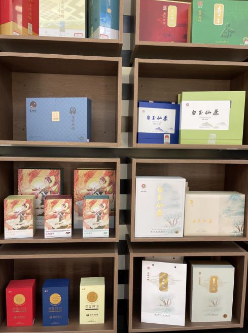 景寧各種茶葉產(chǎn)品。劉軍國攝
