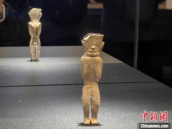 12月14日，“文明先鋒—凌家灘文化玉器展”在故宮博物院文華殿開(kāi)幕。圖為展覽現(xiàn)場(chǎng)的立姿玉人。 中新社記者 應(yīng)妮 攝
